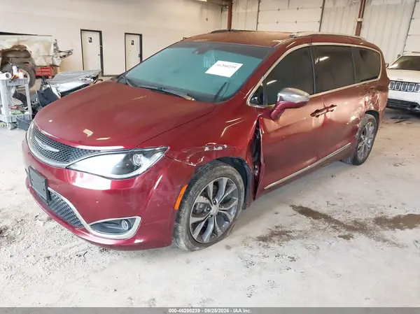2C4RC1GG7JR155093 — 2018 Chrysler Pacifica, photo 2 from IAAI, Left side