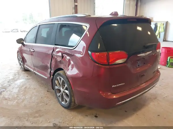 2C4RC1GG7JR155093 — 2018 Chrysler Pacifica, photo 3 from IAAI, Left side