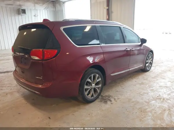 2C4RC1GG7JR155093 — 2018 Chrysler Pacifica, photo 4 from IAAI, Left side