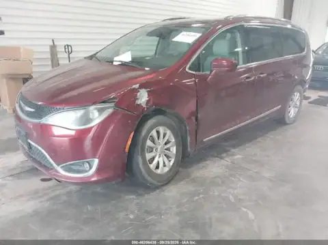 2C4RC1EG8JR112840 — 2018 Chrysler Pacifica, фото 2 с аукциона IAAI, передняя и задняя части