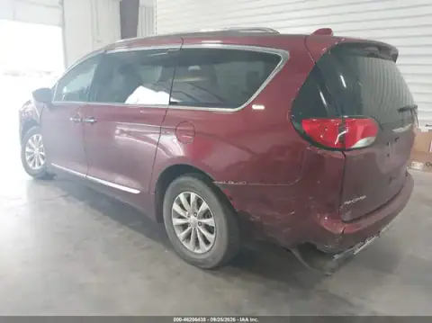 2C4RC1EG8JR112840 — 2018 Chrysler Pacifica, фото 3 с аукциона IAAI, передняя и задняя части