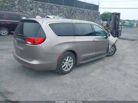 2C4RC1CG6JR115772 — 2018 Chrysler Pacifica, photo 4 from IAAI, Front end