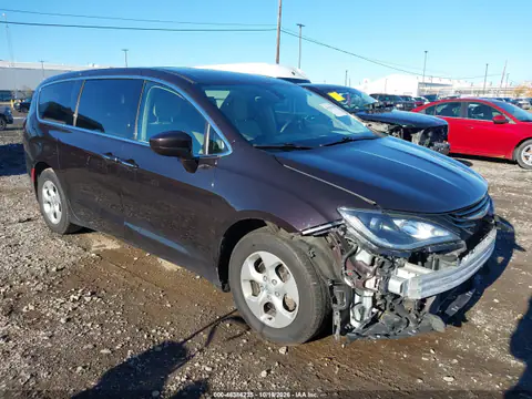 2C4RC1H75JR163613 — 2018 Chrysler Pacifica, Передня частина зліва, фото до ремонту