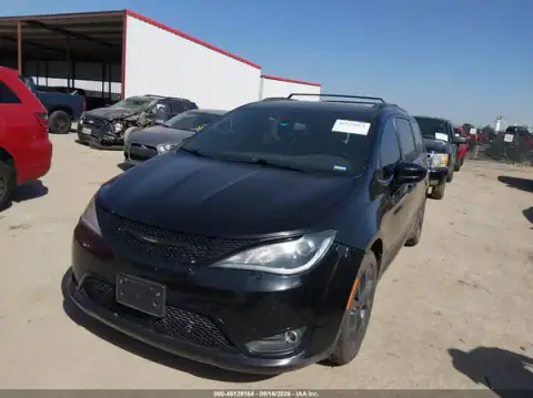 2C4RC1EG3KR710495 — 2019 Chrysler Pacifica, photo 2 from IAAI, Right side