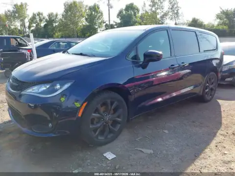 2C4RC1FG5KR742024 — 2019 Chrysler Pacifica, photo 2 from IAAI 02.10.2026, Normal wear