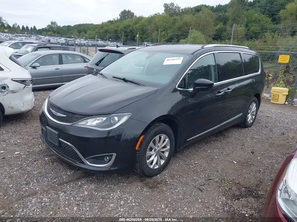 2C4RC1BG1KR651306 — 2019 Chrysler Pacifica, zdjęcie 2 z IAAI 12.10.2026, Normalne zużycie