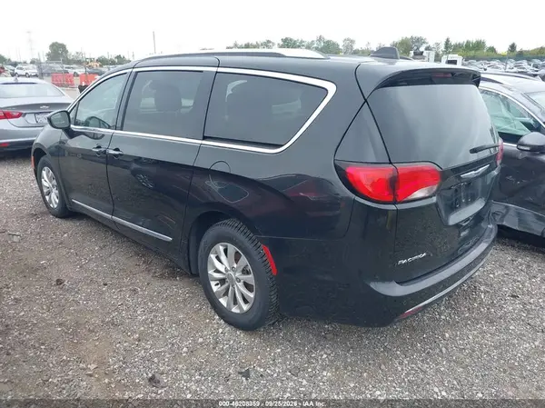 2C4RC1BG1KR651306 — 2019 Chrysler Pacifica, zdjęcie 3 z IAAI 12.10.2026, Normalne zużycie