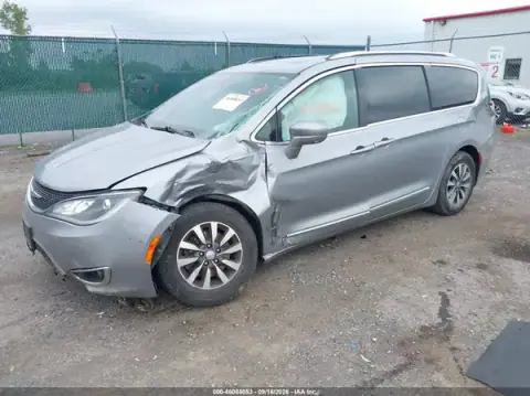 2C4RC1EG5LR132823 — 2020 Chrysler Pacifica, фото 2 з IAAI, Передня частина зліва