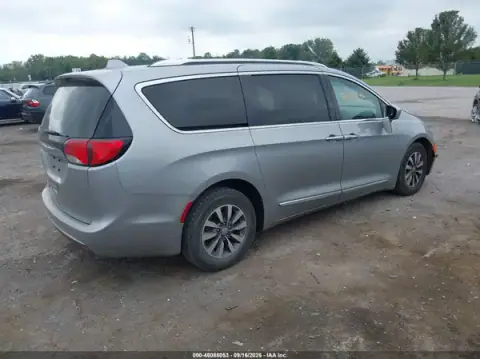 2C4RC1EG5LR132823 — 2020 Chrysler Pacifica, фото 4 з IAAI, Передня частина зліва