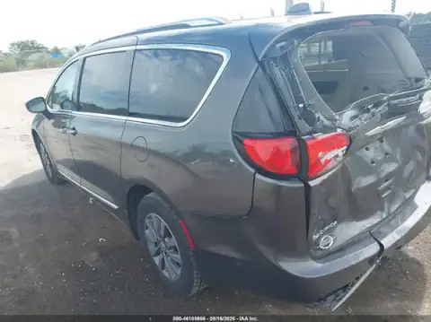 2C4RC1EG3LR100582 — 2020 Chrysler Pacifica, photo 3 from IAAI 20.10.2026, Rear end
