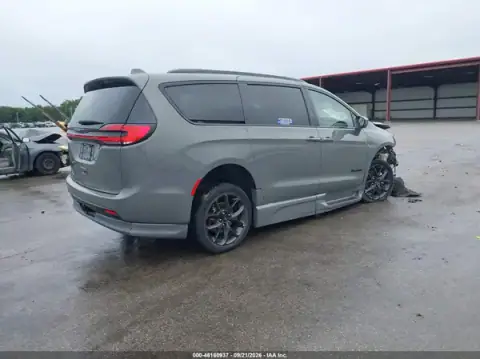2C4RC1BG7MR602632 — 2021 Chrysler Pacifica, photo 4 from IAAI, Front end