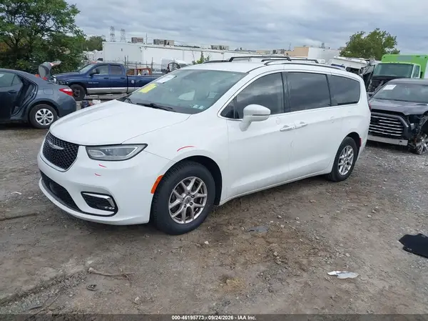 2C4RC1BG0MR576472 — 2021 Chrysler Pacifica, photo 2 from IAAI, Right side
