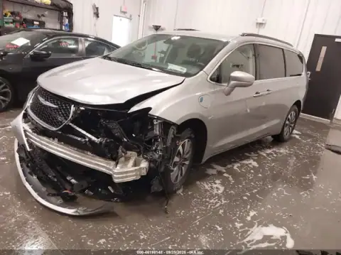 2C4RC1R75MR525300 — 2021 Chrysler Pacifica, photo 2 from IAAI, Left front