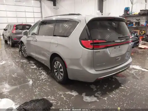 2C4RC1R75MR525300 — 2021 Chrysler Pacifica, photo 3 from IAAI, Left front