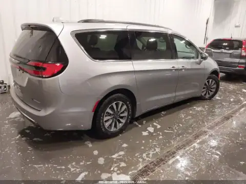2C4RC1R75MR525300 — 2021 Chrysler Pacifica, photo 4 from IAAI, Left front