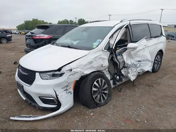 2C4RC1BG8MR520134 — 2021 Chrysler Pacifica, photo 2 from IAAI, Left side