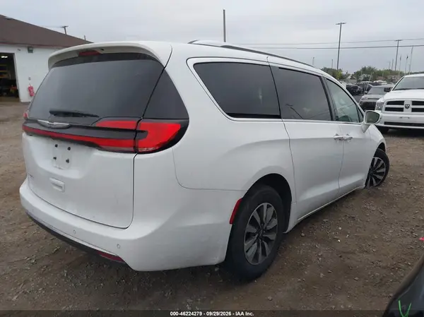2C4RC1BG8MR520134 — 2021 Chrysler Pacifica, photo 4 from IAAI, Left side