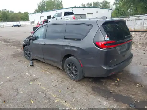 2C4RC1L78NR216995 — 2022 Chrysler Pacifica, photo 3 from IAAI 19.10.2026, Front end
