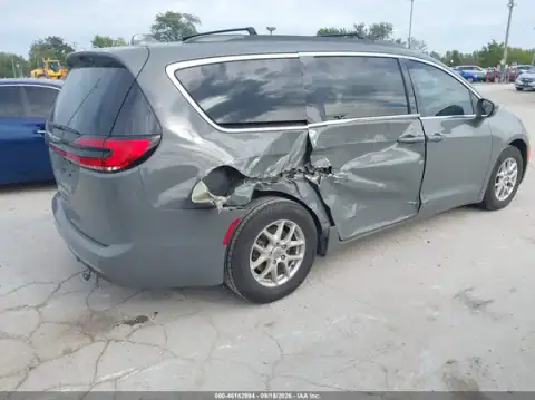 2C4RC1BG9NR145873 — 2022 Chrysler Pacifica, photo 4 from IAAI, Right side