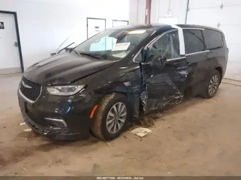 2C4RC1L72PR611807 — 2023 Chrysler Pacifica, фото 2 з IAAI, Передня частина