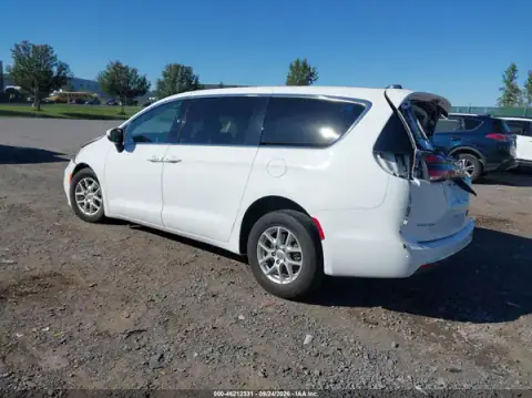 2C4RC1BG6PR500677 — 2023 Chrysler Pacifica, photo 3 from IAAI, Front and rear