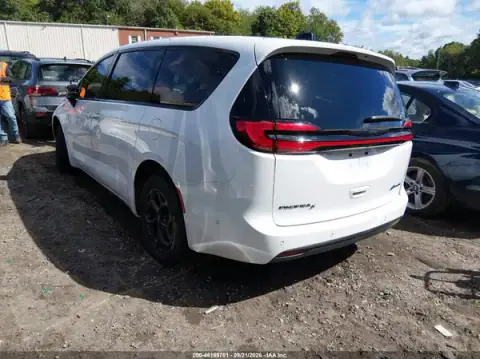 2C4RC1S74RR112186 — 2024 Chrysler Pacifica, photo 3 from IAAI, Front end