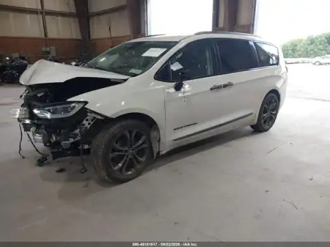 2C4RC1BG0RR133553 — 2024 Chrysler Pacifica, zdjęcie 2 z IAAI, Przód
