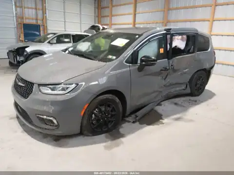 2C4RC1BG2SR568015 — 2025 Chrysler Pacifica, photo 2 from IAAI, Left and right sides