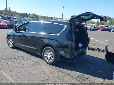 2C4RC1BGXVR576142 — 2027 Chrysler Pacifica, photo 3 from IAAI 14.10.2026, Rear end