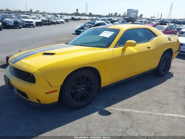 2C3CDZAG0HH592724 — 2017 Dodge Challenger SXT, photo 2 from IAAI 15.10.2026, Right front