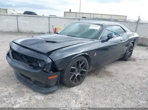 2C3CDZFJXHH544667 — 2017 Dodge Challenger, foto 2 de IAAI 20.10.2026, Parte delantera