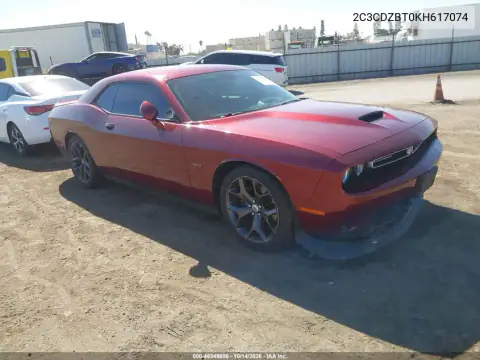 2C3CDZBT0KH617074 — 2019 Dodge Challenger, Parte delantera, fotos antes de reparar
