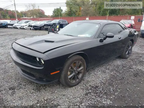 2C3CDZGG3PH696971 — 2023 Dodge Challenger, фото 3 з IAAI, Лівий і правий боки