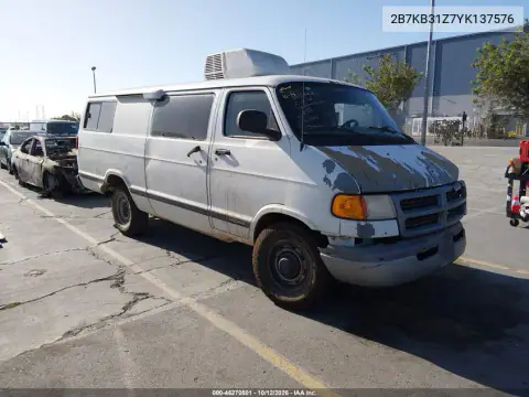2B7KB31Z7YK137576 — 2000 Dodge RAM VAN, Przód, zdjęć przed naprawą