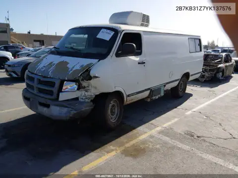 2B7KB31Z7YK137576 — 2000 Dodge RAM VAN, zdjęcie 3 z IAAI, Przód
