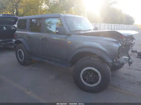 1FMEE5DP5NLB31096 — 2022 Ford Bronco, левый и правый бока, фото до ремонта