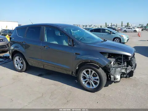1FMCU0GD1HUE96761 — 2017 Ford Escape SE, Przód (Front End), zdjęć przed naprawą