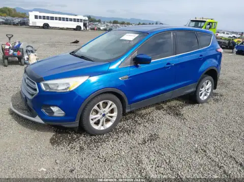 1FMCU9GD3HUB61506 — 2017 Ford Escape, foto 2 de IAAI, Delantera derecha