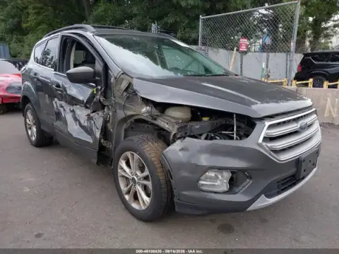 1FMCU9GD2HUD03084 — 2017 Ford Escape, Parte delantera (Front End), fotos antes de reparar