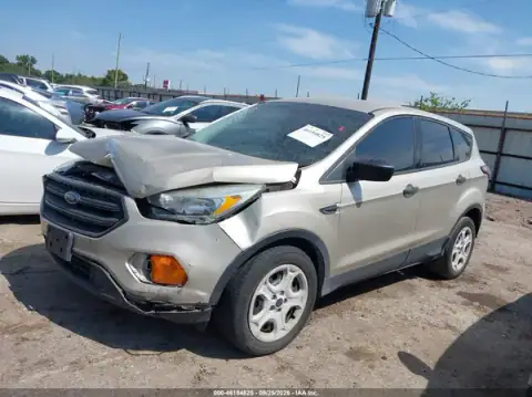 1FMCU0F74HUD56537 — 2017 Ford Escape, zdjęcie 2 z IAAI, Przód