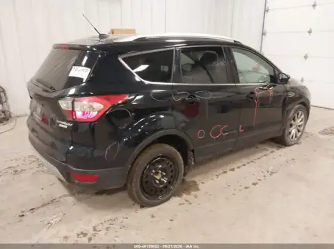 1FMCU0JD4HUD74811 — 2017 Ford Escape, фото 4 з IAAI, Лівий і правий боки