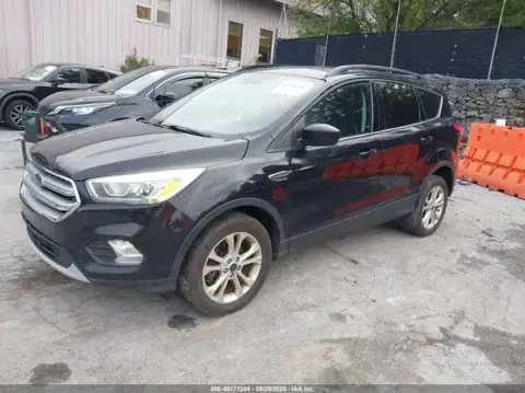 1FMCU9GD4HUB33858 — 2017 Ford Escape, photo 2 from IAAI 21.10.2026, Normal wear