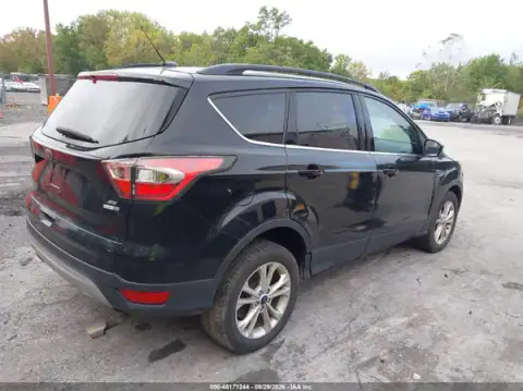 1FMCU9GD4HUB33858 — 2017 Ford Escape, photo 4 from IAAI 21.10.2026, Normal wear