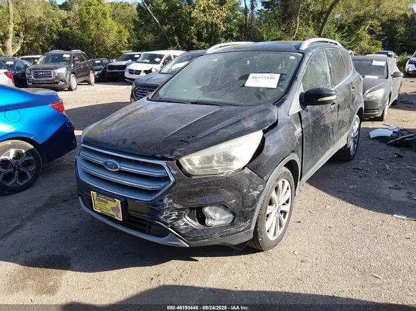 1FMCU0JD2HUD16504 — 2017 Ford Escape, zdjęcie 2 z IAAI, Lewy przód