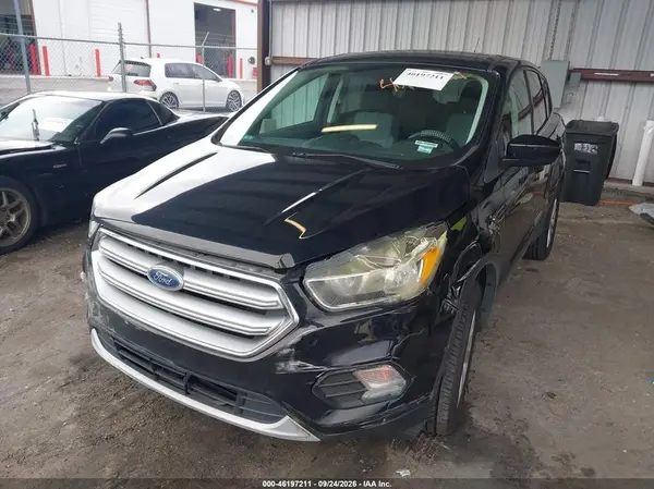 1FMCU9GD7HUD39448 — 2017 Ford Escape, zdjęcie 2 z IAAI, Przód i tył