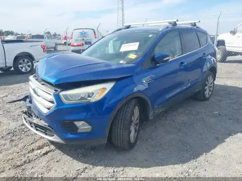 1FMCU0JD9HUD48530 — 2017 Ford Escape, foto 2 de IAAI, Delantera derecha