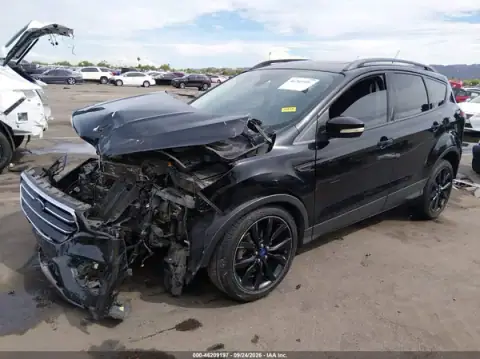 1FMCU0JDXHUD20445 — 2017 Ford Escape, фото 2 з IAAI, Передня частина зліва
