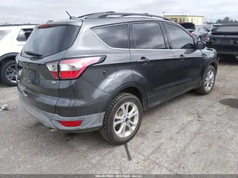 1FMCU0GD0JUC22358 — 2018 Ford Escape, zdjęcie 4 z IAAI, Przód