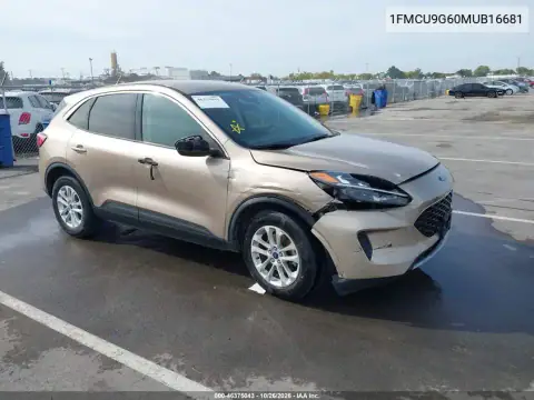1FMCU9G60MUB16681 — 2021 Ford Escape, передняя часть справа, фото до ремонта