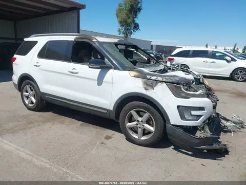 1FM5K7D84HGD55583 — 2017 Ford Explorer XLT, Incendio completo (Total Burn), fotos antes de reparar